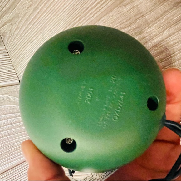 Vintage Hallmark Keepsake Disney's Bambi Discovers Winter Christmas Ornament 01 - Picture 9 of 10